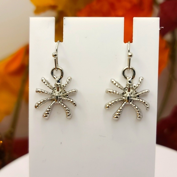 Spider Silvertone Metal Dangle Earrings NWT 1 pr - Picture 1 of 4